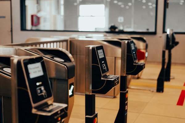 Quelles croisières offrent des excursions pour découvrir les montagnes rocheuses au Canada?